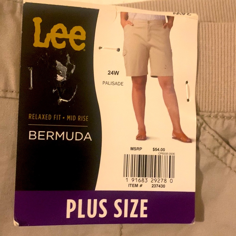 Woman’s Lee relaxed khaki Bermuda shorts size plus size 24W